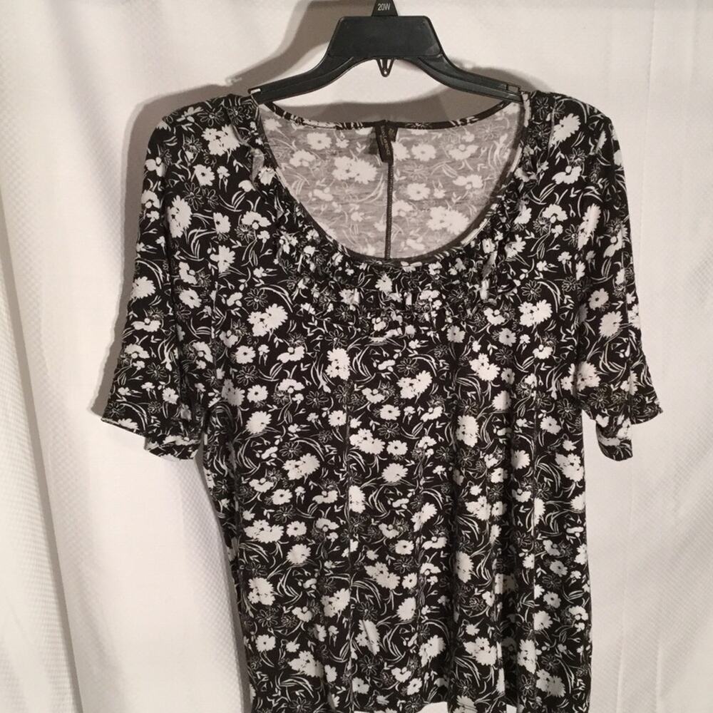 Sudan Lawrence 2x black white floral scoop ruffled neck stretch NWOT